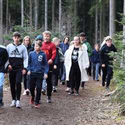 Jeder Schritt ist Geld: Schüler*innen laufen Runde um Runde für den guten Zweck durch den Wald Jeder Schritt ist Geld: Schüler*innen laufen Runde um Runde für den guten Zweck durch den Wald