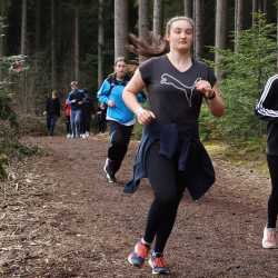 Jeder Schritt ist Geld: Schüler*innen laufen Runde um Runde für den guten Zweck durch den Wald Jeder Schritt ist Geld: Schüler*innen laufen Runde um Runde für den guten Zweck durch den Wald