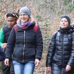 Jeder Schritt ist Geld: Schüler*innen laufen Runde um Runde für den guten Zweck durch den Wald Jeder Schritt ist Geld: Schüler*innen laufen Runde um Runde für den guten Zweck durch den Wald