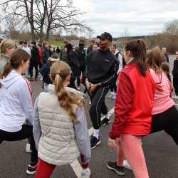 Jeder Schritt ist Geld: Schüler*innen laufen Runde um Runde für den guten Zweck durch den Wald Jeder Schritt ist Geld: Schüler*innen laufen Runde um Runde für den guten Zweck durch den Wald