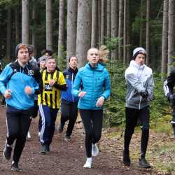 Jeder Schritt ist Geld: Schüler*innen laufen Runde um Runde für den guten Zweck durch den Wald Jeder Schritt ist Geld: Schüler*innen laufen Runde um Runde für den guten Zweck durch den Wald