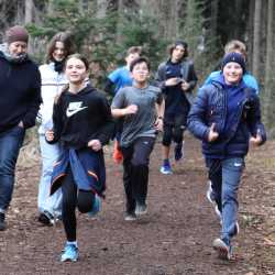 Jeder Schritt ist Geld: Schüler*innen laufen Runde um Runde für den guten Zweck durch den Wald Jeder Schritt ist Geld: Schüler*innen laufen Runde um Runde für den guten Zweck durch den Wald