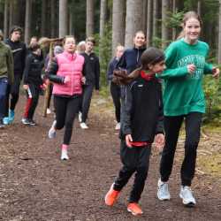 Jeder Schritt ist Geld: Schüler*innen laufen Runde um Runde für den guten Zweck durch den Wald Jeder Schritt ist Geld: Schüler*innen laufen Runde um Runde für den guten Zweck durch den Wald