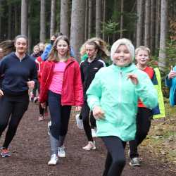 Jeder Schritt ist Geld: Schüler*innen laufen Runde um Runde für den guten Zweck durch den Wald Jeder Schritt ist Geld: Schüler*innen laufen Runde um Runde für den guten Zweck durch den Wald