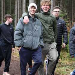 Jeder Schritt ist Geld: Schüler*innen laufen Runde um Runde für den guten Zweck durch den Wald Jeder Schritt ist Geld: Schüler*innen laufen Runde um Runde für den guten Zweck durch den Wald
