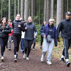 Jeder Schritt ist Geld: Schüler*innen laufen Runde um Runde für den guten Zweck durch den Wald Jeder Schritt ist Geld: Schüler*innen laufen Runde um Runde für den guten Zweck durch den Wald