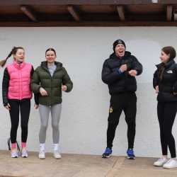 Jeder Schritt ist Geld: Schüler*innen laufen Runde um Runde für den guten Zweck durch den Wald Jeder Schritt ist Geld: Schüler*innen laufen Runde um Runde für den guten Zweck durch den Wald