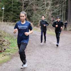 Jeder Schritt ist Geld: Schüler*innen laufen Runde um Runde für den guten Zweck durch den Wald Jeder Schritt ist Geld: Schüler*innen laufen Runde um Runde für den guten Zweck durch den Wald