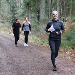Jeder Schritt ist Geld: Schüler*innen laufen Runde um Runde für den guten Zweck durch den Wald Jeder Schritt ist Geld: Schüler*innen laufen Runde um Runde für den guten Zweck durch den Wald