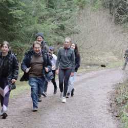 Jeder Schritt ist Geld: Schüler*innen laufen Runde um Runde für den guten Zweck durch den Wald Jeder Schritt ist Geld: Schüler*innen laufen Runde um Runde für den guten Zweck durch den Wald