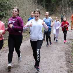 Jeder Schritt ist Geld: Schüler*innen laufen Runde um Runde für den guten Zweck durch den Wald Jeder Schritt ist Geld: Schüler*innen laufen Runde um Runde für den guten Zweck durch den Wald