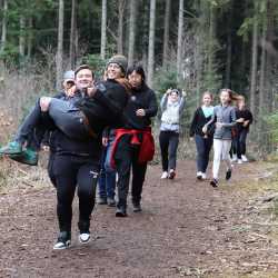 Jeder Schritt ist Geld: Schüler*innen laufen Runde um Runde für den guten Zweck durch den Wald Jeder Schritt ist Geld: Schüler*innen laufen Runde um Runde für den guten Zweck durch den Wald