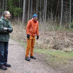 Jeder Schritt ist Geld: Schüler*innen laufen Runde um Runde für den guten Zweck durch den Wald Jeder Schritt ist Geld: Schüler*innen laufen Runde um Runde für den guten Zweck durch den Wald