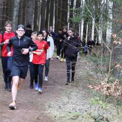 Jeder Schritt ist Geld: Schüler*innen laufen Runde um Runde für den guten Zweck durch den Wald Jeder Schritt ist Geld: Schüler*innen laufen Runde um Runde für den guten Zweck durch den Wald