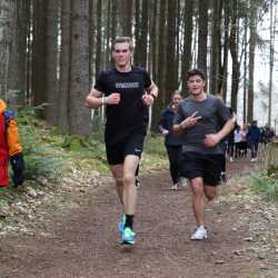 Jeder Schritt ist Geld: Schüler*innen laufen Runde um Runde für den guten Zweck durch den Wald Jeder Schritt ist Geld: Schüler*innen laufen Runde um Runde für den guten Zweck durch den Wald