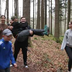 Jeder Schritt ist Geld: Schüler*innen laufen Runde um Runde für den guten Zweck durch den Wald Jeder Schritt ist Geld: Schüler*innen laufen Runde um Runde für den guten Zweck durch den Wald