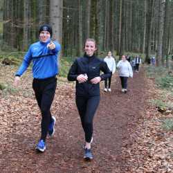 Jeder Schritt ist Geld: Schüler*innen laufen Runde um Runde für den guten Zweck durch den Wald Jeder Schritt ist Geld: Schüler*innen laufen Runde um Runde für den guten Zweck durch den Wald