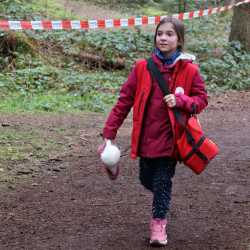 Jeder Schritt ist Geld: Schüler*innen laufen Runde um Runde für den guten Zweck durch den Wald Jeder Schritt ist Geld: Schüler*innen laufen Runde um Runde für den guten Zweck durch den Wald