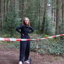 Jeder Schritt ist Geld: Schüler*innen laufen Runde um Runde für den guten Zweck durch den Wald Jeder Schritt ist Geld: Schüler*innen laufen Runde um Runde für den guten Zweck durch den Wald