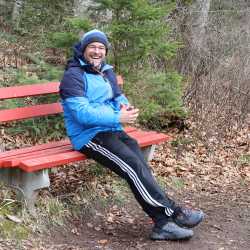 Jeder Schritt ist Geld: Schüler*innen laufen Runde um Runde für den guten Zweck durch den Wald Jeder Schritt ist Geld: Schüler*innen laufen Runde um Runde für den guten Zweck durch den Wald