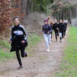 Jeder Schritt ist Geld: Schüler*innen laufen Runde um Runde für den guten Zweck durch den Wald Jeder Schritt ist Geld: Schüler*innen laufen Runde um Runde für den guten Zweck durch den Wald