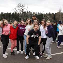 Jeder Schritt ist Geld: Schüler*innen laufen Runde um Runde für den guten Zweck durch den Wald Jeder Schritt ist Geld: Schüler*innen laufen Runde um Runde für den guten Zweck durch den Wald