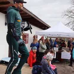 Jeder Schritt ist Geld: Schüler*innen laufen Runde um Runde für den guten Zweck durch den Wald Jeder Schritt ist Geld: Schüler*innen laufen Runde um Runde für den guten Zweck durch den Wald