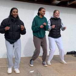 Jeder Schritt ist Geld: Schüler*innen laufen Runde um Runde für den guten Zweck durch den Wald Jeder Schritt ist Geld: Schüler*innen laufen Runde um Runde für den guten Zweck durch den Wald