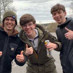 Jeder Schritt ist Geld: Schüler*innen laufen Runde um Runde für den guten Zweck durch den Wald Jeder Schritt ist Geld: Schüler*innen laufen Runde um Runde für den guten Zweck durch den Wald