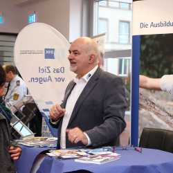 JOBwärts! schafft Durchblick im Dickicht der Berufswelt JOBwärts! schafft Durchblick im Dickicht der Berufswelt