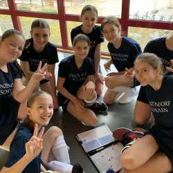 Jugend trainiert für Olympia: Hallenhockey-Spielerinnen eine Runde weiter Jugend trainiert für Olympia: Hallenhockey-Spielerinnen eine Runde weiter