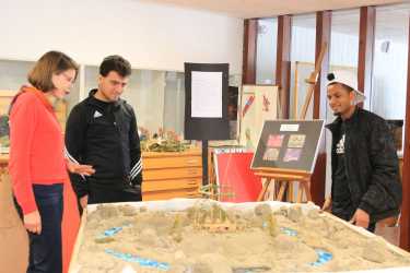 Jugendliche informieren sich über den Erzieher-Beruf Jugendliche informieren sich über den Erzieher-Beruf