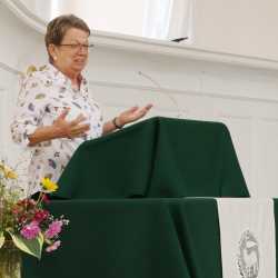 Kollegium verabschiedet sich von geschätzten Mitarbeitenden Kollegium verabschiedet sich von geschätzten Mitarbeitenden