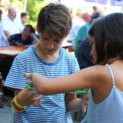 Kunterbuntes Schulfest bei strahlendem Sonnenschein Kunterbuntes Schulfest bei strahlendem Sonnenschein
