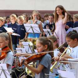 Kunterbuntes Schulfest bei strahlendem Sonnenschein Kunterbuntes Schulfest bei strahlendem Sonnenschein