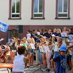 Kunterbuntes Schulfest bei strahlendem Sonnenschein Kunterbuntes Schulfest bei strahlendem Sonnenschein