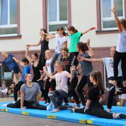 Kunterbuntes Schulfest bei strahlendem Sonnenschein Kunterbuntes Schulfest bei strahlendem Sonnenschein