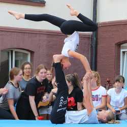Kunterbuntes Schulfest bei strahlendem Sonnenschein Kunterbuntes Schulfest bei strahlendem Sonnenschein