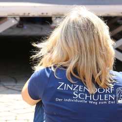 Kunterbuntes Schulfest bei strahlendem Sonnenschein Kunterbuntes Schulfest bei strahlendem Sonnenschein