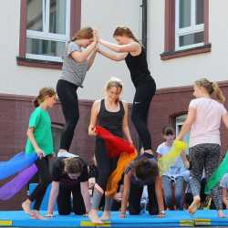 Kunterbuntes Schulfest bei strahlendem Sonnenschein Kunterbuntes Schulfest bei strahlendem Sonnenschein