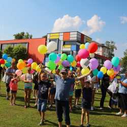 Kunterbuntes Schulfest bei strahlendem Sonnenschein Kunterbuntes Schulfest bei strahlendem Sonnenschein