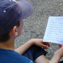 Kunterbuntes Schulfest bei strahlendem Sonnenschein Kunterbuntes Schulfest bei strahlendem Sonnenschein