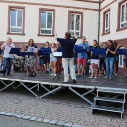 Kunterbuntes Schulfest bei strahlendem Sonnenschein Kunterbuntes Schulfest bei strahlendem Sonnenschein