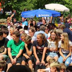 Kunterbuntes Schulfest bei strahlendem Sonnenschein Kunterbuntes Schulfest bei strahlendem Sonnenschein