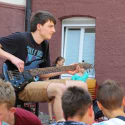 Kunterbuntes Schulfest bei strahlendem Sonnenschein Kunterbuntes Schulfest bei strahlendem Sonnenschein