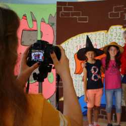 Kunterbuntes Schulfest bei strahlendem Sonnenschein Kunterbuntes Schulfest bei strahlendem Sonnenschein