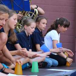 Kunterbuntes Schulfest bei strahlendem Sonnenschein Kunterbuntes Schulfest bei strahlendem Sonnenschein
