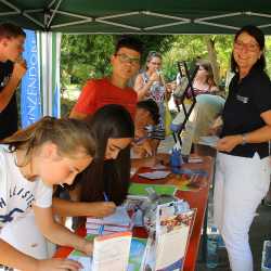 Kunterbuntes Schulfest bei strahlendem Sonnenschein Kunterbuntes Schulfest bei strahlendem Sonnenschein