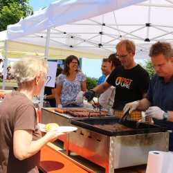 Kunterbuntes Schulfest bei strahlendem Sonnenschein Kunterbuntes Schulfest bei strahlendem Sonnenschein
