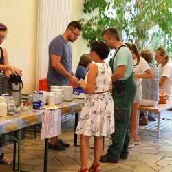 Kunterbuntes Schulfest bei strahlendem Sonnenschein Kunterbuntes Schulfest bei strahlendem Sonnenschein